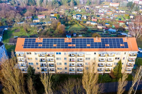 Balkonová elektrárna: co musíš vyřešit dřív, než ji zapojíš do zásuvky