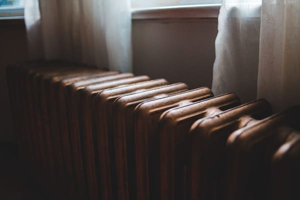 Radiátor po létě nehřeje: odvzdušnění, zadřený ventil a kdy volat správce